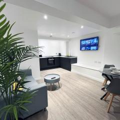 BL 1 Bedroom Apartment, Town Centre, Secure gated parking option, Modern, fresh and spacious living, Netflix ready TV, Wifi