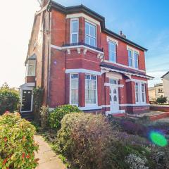 Spacious Victorian Birkdale Apartment with Garden