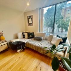 Modern 1 King Size Apartment in Angel near canal