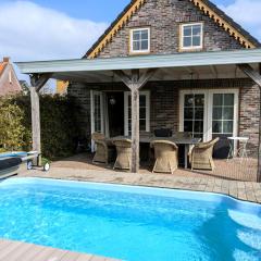 Gemütliches Ferienhaus mit beheiztem Pool, Garten und überdachter Terrasse