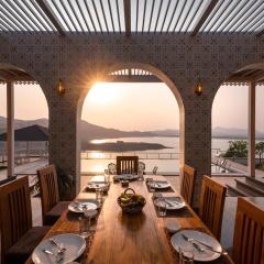 Lake Arches by StayVista - Lakeside villa with Infinity pool, Gazebo & Modern Greek interiors
