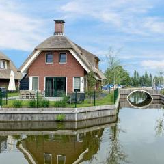 Villa with enclosed garden, in a holiday park on the water in Friesland