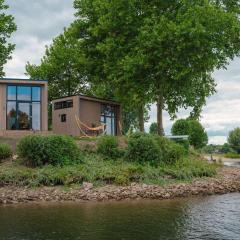 Cozy tiny house on the water, located in a holiday park in the Betuwe