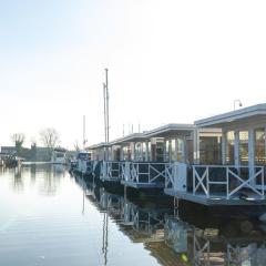 Lush houseboat with roof terrace in Lemmer