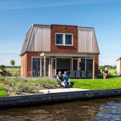 Holiday home with jetty near Sneekermeer