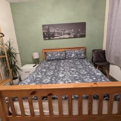 Large Cosy Room to Stay in South Reading