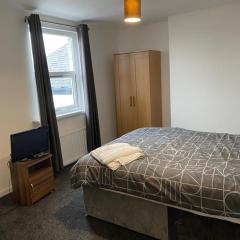 2 Bedroom Flat with free parking in Manchester