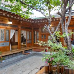 Dongmyo Hanok Sihwadang - Private Korean Style House in the City Center with a Beautiful Garden