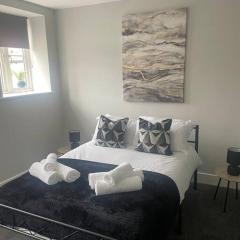 Fern House - 2bedroom house Free Parking Town centre by Shortstays4u