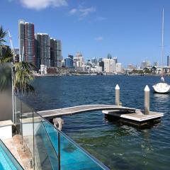 House with the pool on the edge of Sydney Harbour!