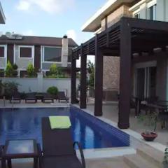 Luxurious 4-Bedroom Villa Retreat Near Beach & Forest