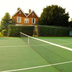 The Highlands - Nr Rye - Tennis Court