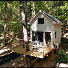 Maple Luxury Treehouse near Lake Guntersville