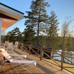 Trevligt fritidshus med stor terrasse mot sjöen