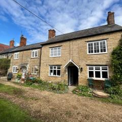 Mews Cottage, a 2 bedroom Georgian Cottage which comfortably sleeps 4 located in a quiet courtyard in the centre of Olney