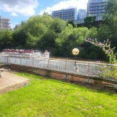 Luxury 2 Bed Apt On River, WiFi, Parking, Garden