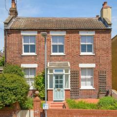 Charming 2 double bed cottage style house