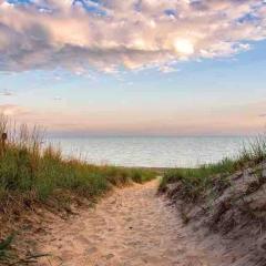 Blue Birdhouse - Indiana Dunes - Pet Friendly