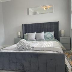 Luxury 2 bedroom maisonette with private garden, fibre WIFI, Sky channels