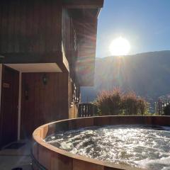 Jacuzzi and Mont-Blanc view, Chalet des Grémiloups