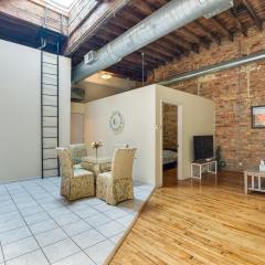 Central Chicago Loft Walk to Soldier Field!