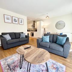 Modern spacious 2 bed Apartment, close to Gunwharf Quays & Historic Dockyard - Balcony, Smart Tv, Free Parking, WiFi, Double or single beds