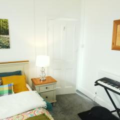 Enjoy Modern Living and Free WiFi in Kingston Newport 2 Bedroom Apartment