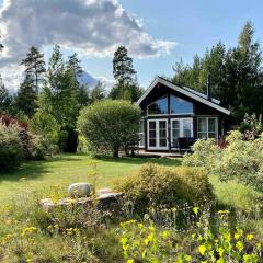 Cozy cabin w/garden, BBQ, canoe, swimming, central