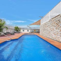 'The Sand Dollar' Central Cairns Chic with Adjacent Studio