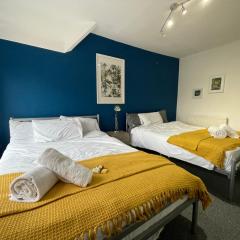 HUGE Apartment - 12min to City - FREE parking - Contractor Friendly - IRWELL STAYS