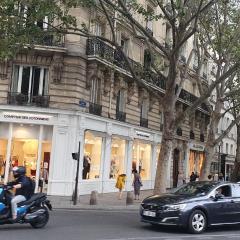 stuning place ,gare montparnasse ,center paris ,front of métro