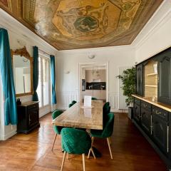 Appartement de luxe avec fresque, hyper centre et parking sûre