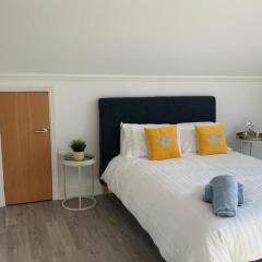 Addlestone - Large Stunning 2 bed room Apartment