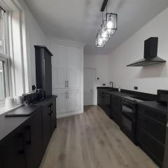 Chic 5 double bedroom house - 15 min to Manchester
