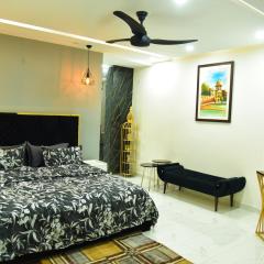 Chic Noir 1 Bedroom Apartment Gulberg