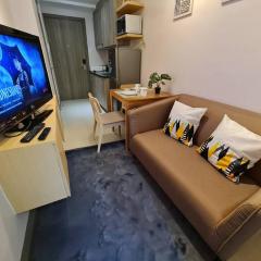 Chic 2 BR EDSA APT w/ Balcony Netflix Prime Video