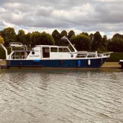 L'Amazone - bateau à quai sur le canal de bourgogne