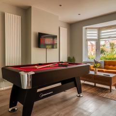 Luxury Affordable Business Stay with Hot Tub and Pool Table
