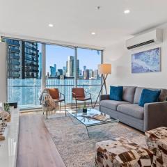 'Mainpoint 25th' Sky-high and Central with Pool