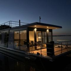 Modern houseboat in Offingawier with terrace