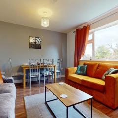 Cosy 2 bed Apartment 1st Floor Business & Leisure Parking and Wifi by Jesswood Properties