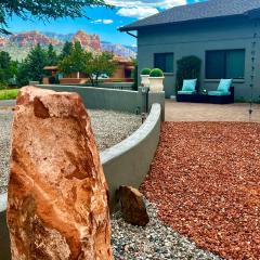 Sedona Uptown Gem!Large yard w grass and shade trees! Views!! NEW! BARREL SAUNA!!! Close to trails, walk to Uptown Sedona, restaurants and shopping
