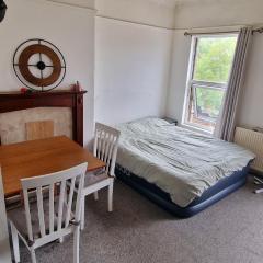 1 bed entire Studio Flat 10 min from City centre