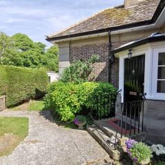 Beautiful gate house a 4 minute walk from beach