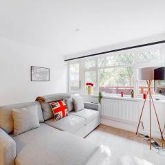 Modern 4BD house with a private patio in Islington