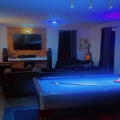 Maleeks Apartment Ikeja "Shared 2Bedroom Apt, individual private rooms and baths"