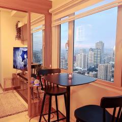 Cozy Penthouse 2BR Suite w Balcony - Amazing Manila Bay View and City Skyline near MOA