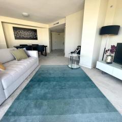 North Sydney 2 Bedroom - Pool Parking Gym Spa Sleeps 6