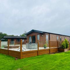 Meadows Lodge with Hot Tub