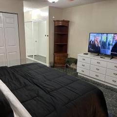 MIAMI-PEACEFUL KING BEDROOM WITH 55 INCH SMART TV, 800 WIFI near FIU-Dolphin-MIA